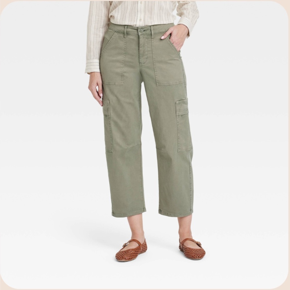Universal Thread Women’s Mid-Rise Barrel Leg Ankle Length Cargo Pants - Olive